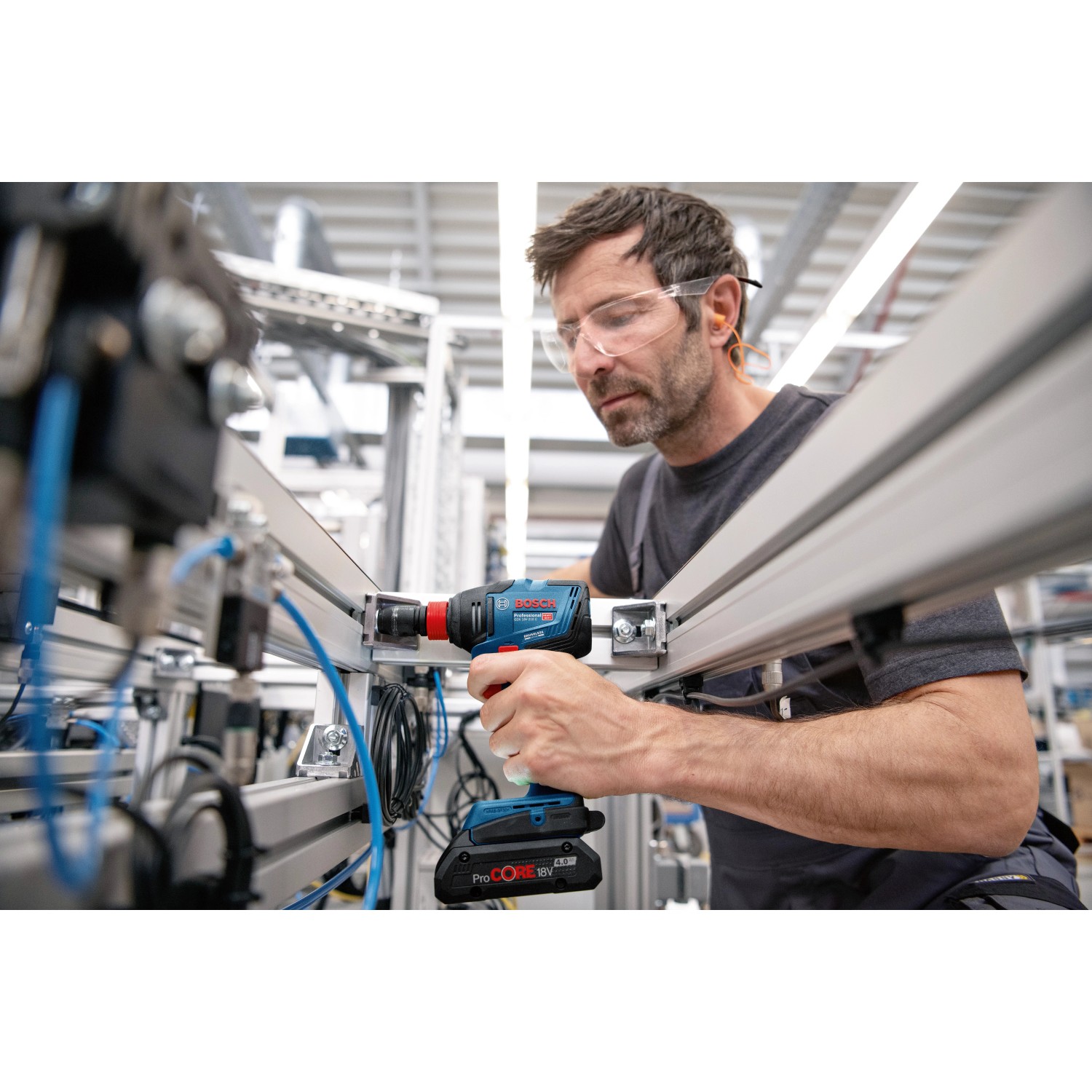 Bosch Professional Akku-Drehschlagschrauber GDX 18V-210 C im Einsatz.