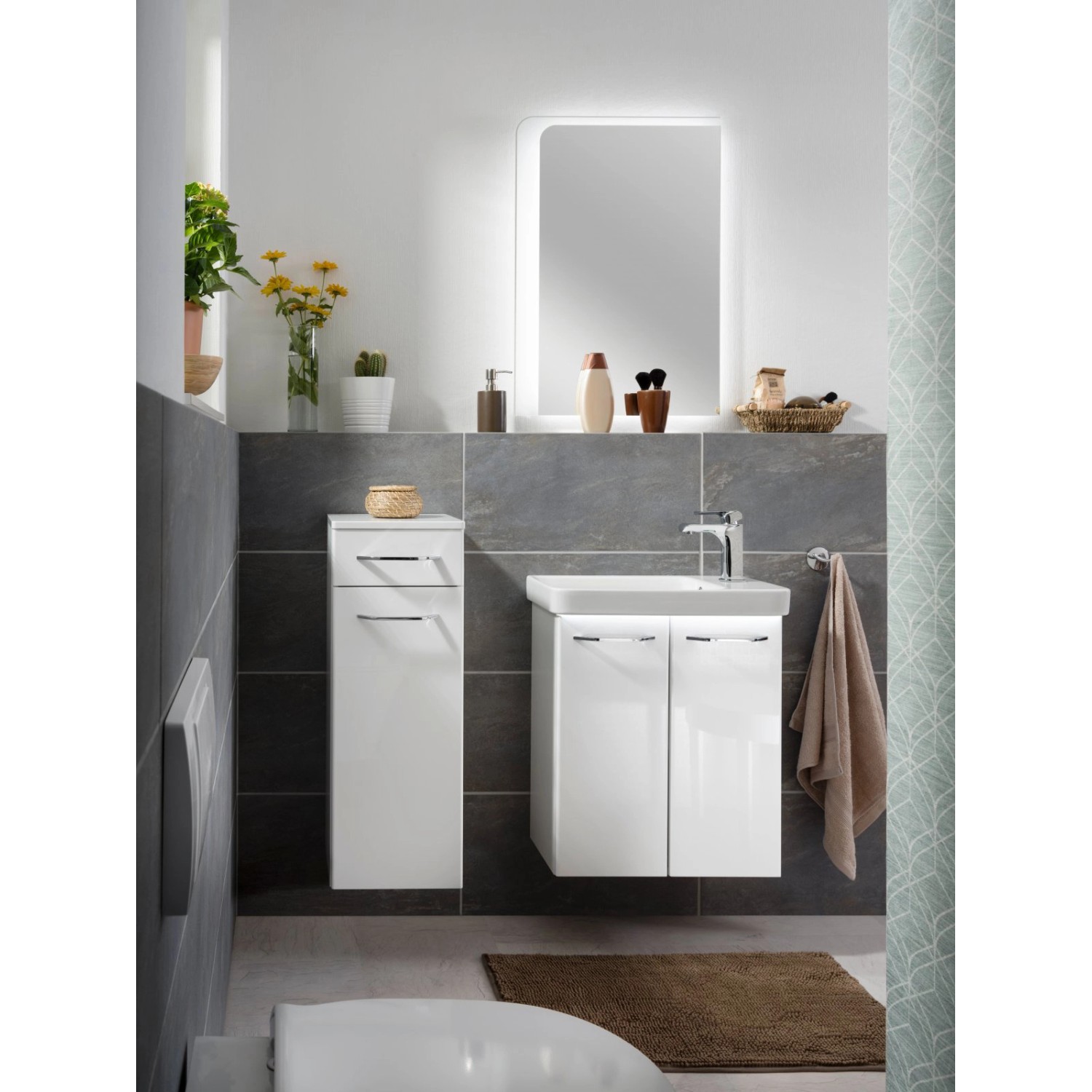 Fackelmann Milano Spiegel mit LED-Beleuchtung (55 cm) im modernen Badezimmer.