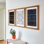 Drei gerahmte Bilder mit Mustern an Wand befestigt mit Command Bilder-Montage-Strips.