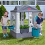 Step2 Spielhaus Neat & Tidy Cottage Homestyle Edition mit Kindern beim Spielen im Garten.