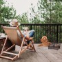 Dunkelbraune Relaxdays Futterbar aus Gusseisen mit zwei Edelstahlnäpfen für Hunde.