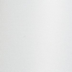 Nahaufnahme des weißen Textilschirms der Rendl Pendelleuchte Madison C mit feiner Webstruktur.