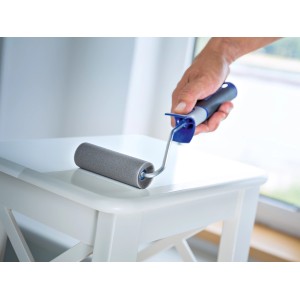 Graue LUX PRO Farbwalze aus Schaumstoff (5 cm x 11 cm) beim Lackieren eines Tisches.