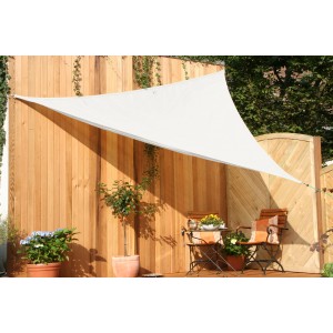 Cremefarbenes Floracord Dreiecksonnensegel aus HDPE, 500x500x500 cm, montiert im Garten.