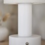 Weiße PR Home Tiara Tischleuchte mit plissiertem Schirm, ideal als dekorative Innenleuchte.