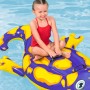 Kind auf Bestway Schwimmtier Splashing Salamander im Wasser. Gelb-blaues Design, ab 3 Jahren.