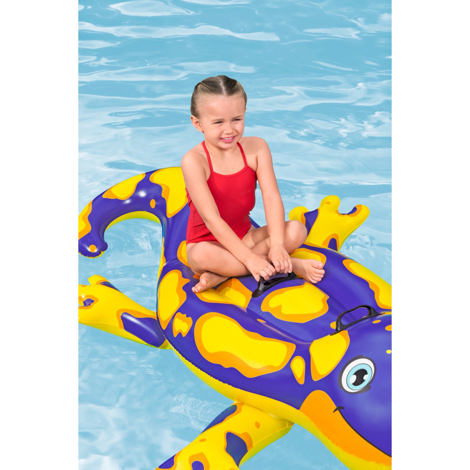 Kind auf Bestway Schwimmtier Splashing Salamander im Wasser. Gelb-blaues Design, ab 3 Jahren.