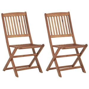 Zwei klappbare Gartenstühle aus Akazienholz, ideal für den Garten oder die Terrasse.