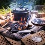El Fuego Dutch Oven (3,5 l) aus Gusseisen über offenem Feuer mit Weinglas. Grillutensil für Outdoor-Küche.