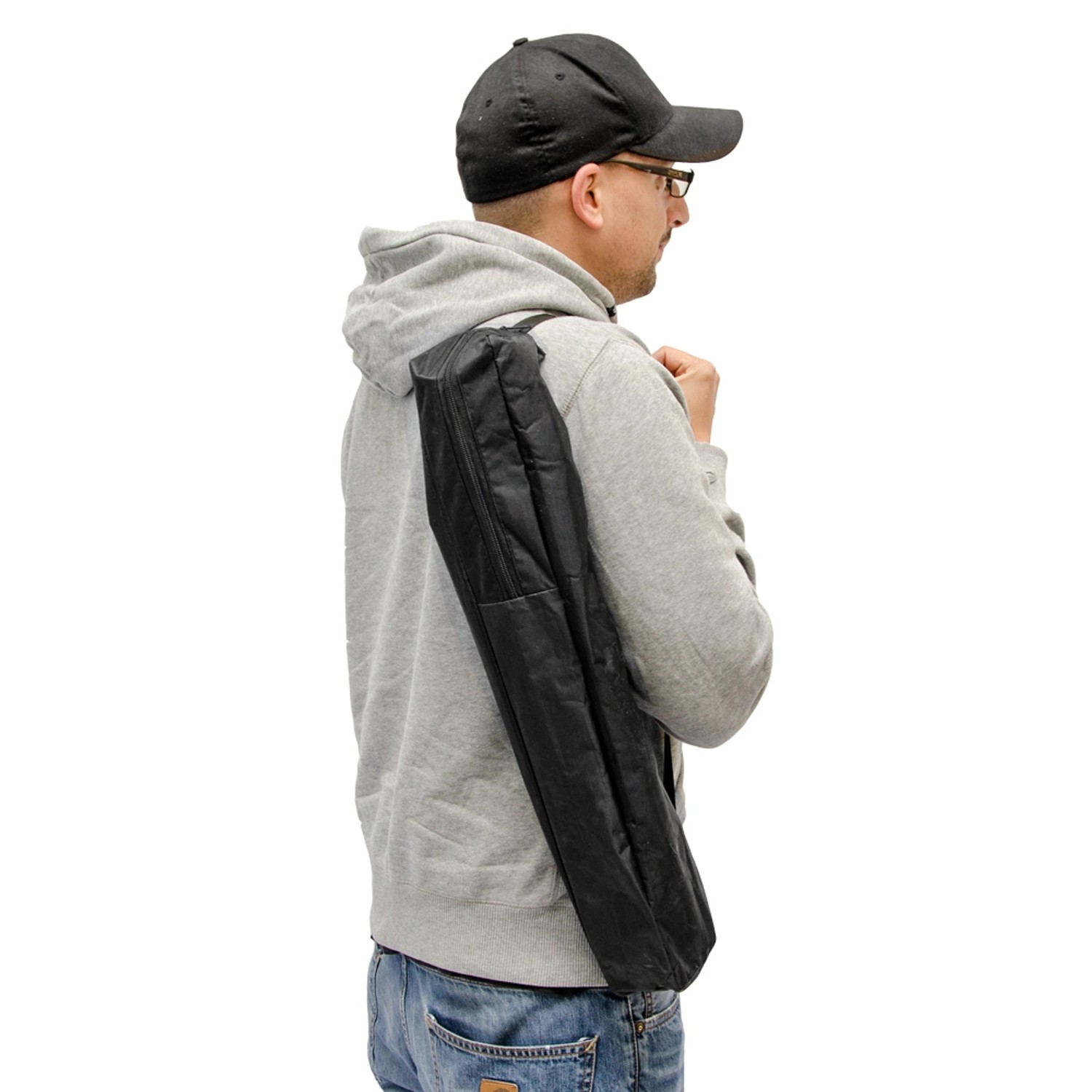 Mann mit schwarzer eyepower Aluminium Staffelei (58x160cm) in Tragetasche über der Schulter.