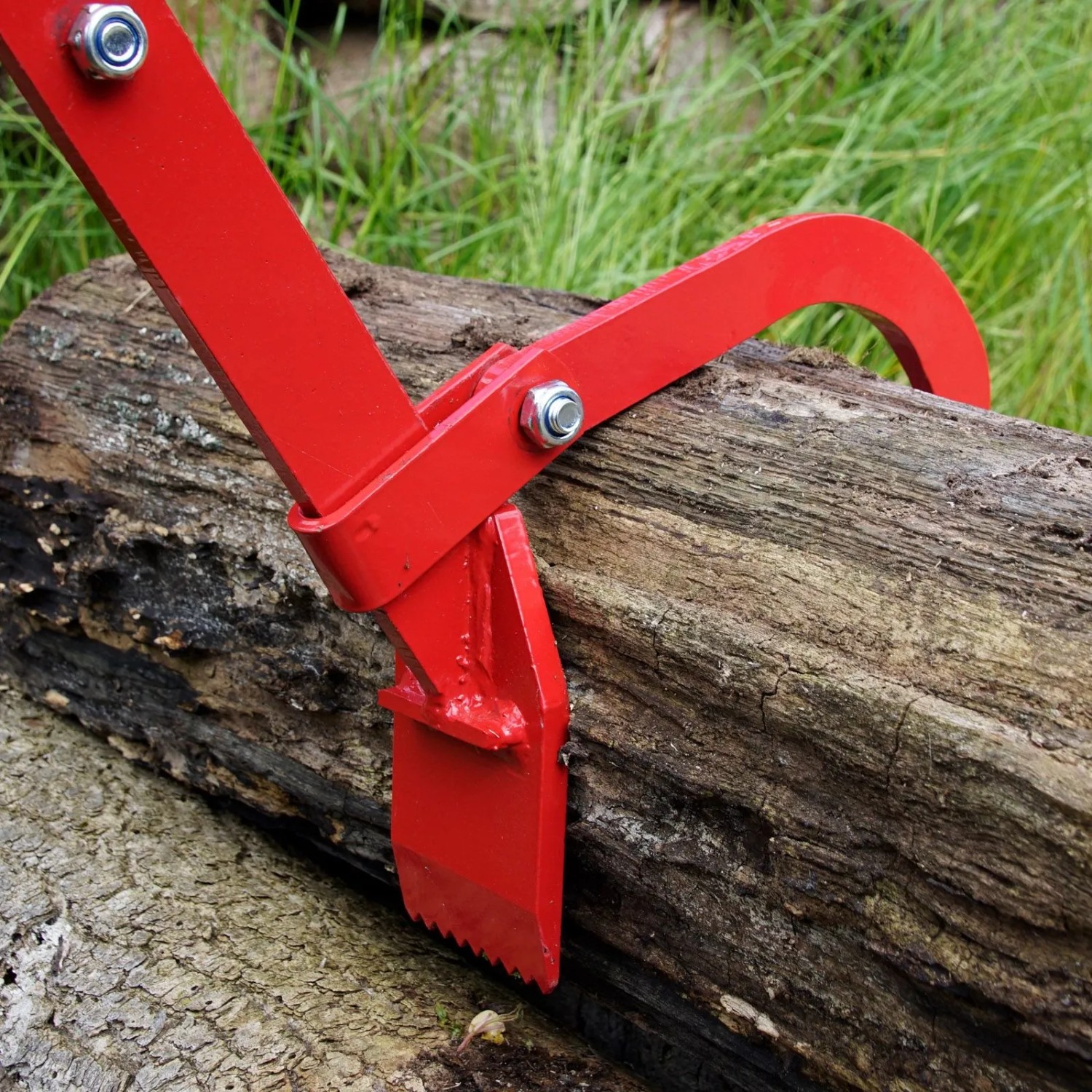 Roter TRUTZHOLM Fällheber 130 cm mit Wendehaken im Einsatz am Baumstamm.