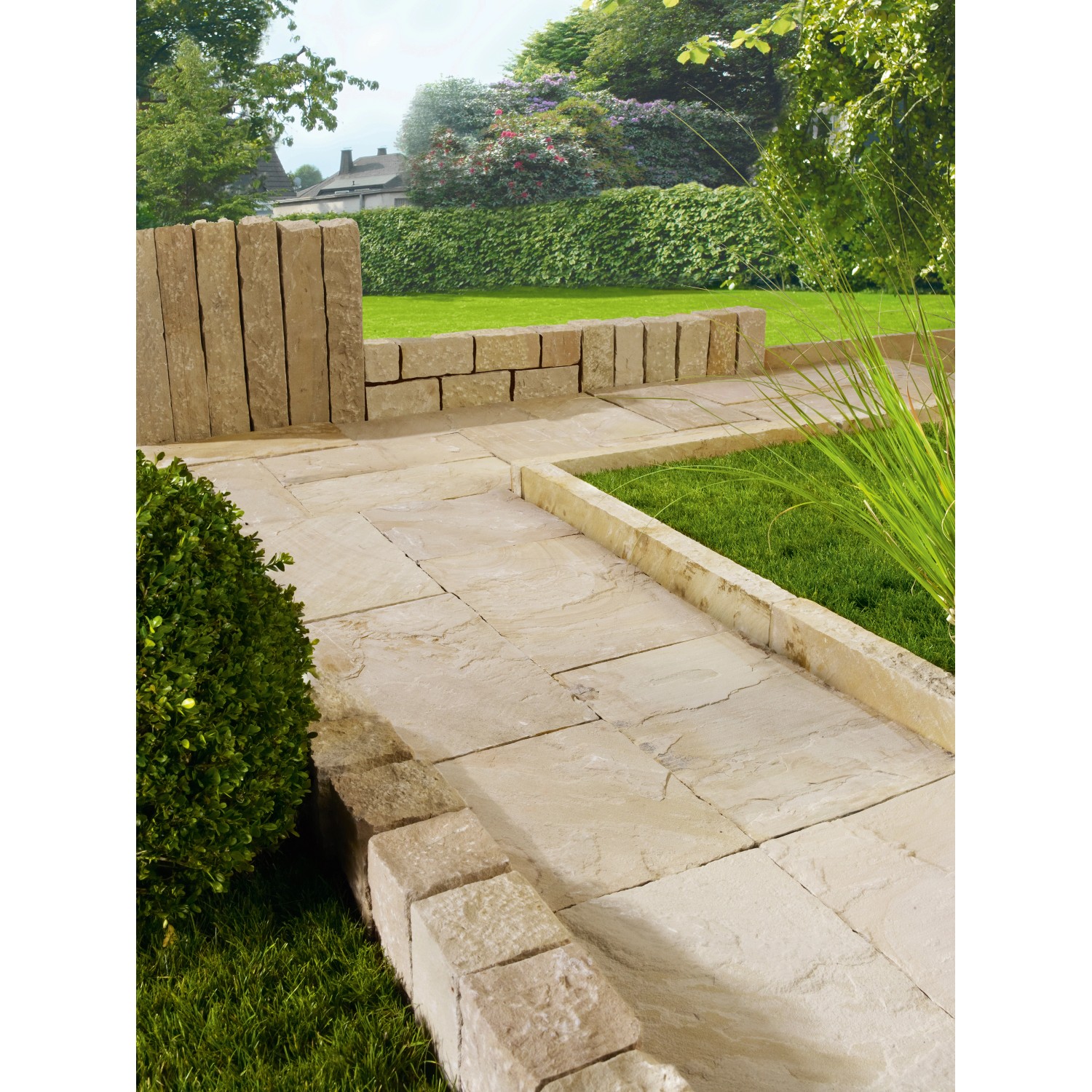 Verlegtes Beispiel: Gold-braune Sandstein Terrassenplatten 60x40x3 cm im Garten.