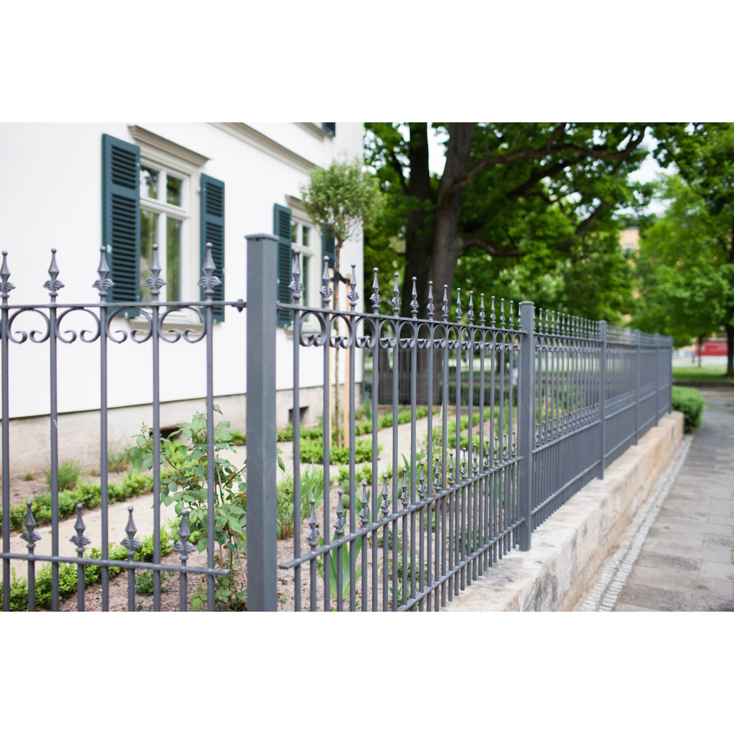 Feuerverzinkter Eleo Zaun Lucca, 192,5 cm, vor einem Haus. Gartenzaun mit filigranem Schmiedeeisen.
