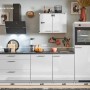 Moderne pino Küchenzeile, 260 cm, lichtgrau hochglanz mit Geräteschrank und E-Geräten.
