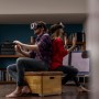 Ledvance Smart+ LED-Deckenleuchte Orbis Ultra Slim, schwarz, Ø 23cm im Einsatz mit zwei Personen.