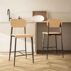 Zwei HOMCOM Barhocker, Naturholz-Sitzflächen, schwarzes Metallgestell, Industrie-Stil, in moderner Küche.