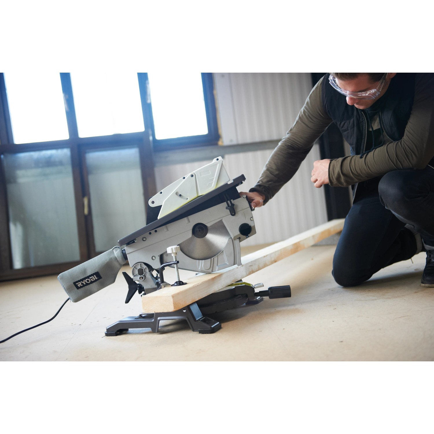 Ryobi RTMS1800-G Kombisäge als Kapp- und Tischkreissäge im Einsatz.