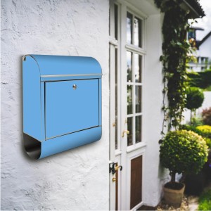 Edelstahl Briefkasten in Pastellblau mit Zeitungsfach, montiert an einer weißen Wand.