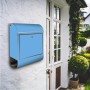 Edelstahl Briefkasten in Pastellblau mit Zeitungsfach, montiert an einer weißen Wand.