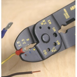 LUX Kabelschuhklemmzange beim Verpressen eines Kabelschuhs.