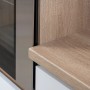 Detailaufnahme: Respekta Premium Küchenzeile in Grau Hochglanz und Eiche Sägerau mit Backofen und Schubladen.