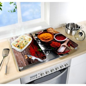 Wenko Herdabdeckplatten Gewürze 2er Set auf Herd, mit Speisen und Kochutensilien dekoriert.