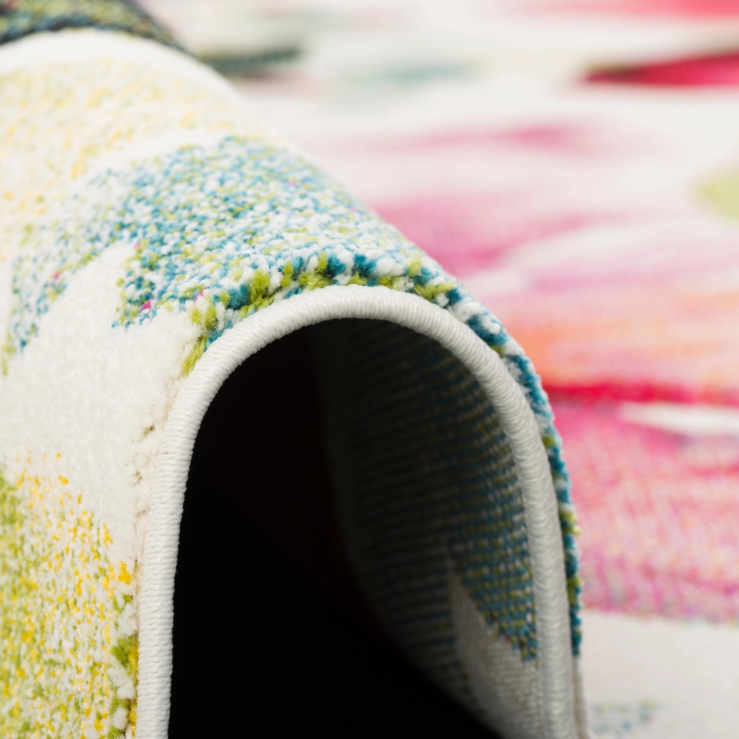 Detailaufnahme: Runder, rosa Pergamon Designer Teppich mit Blumenmuster, 120cm.