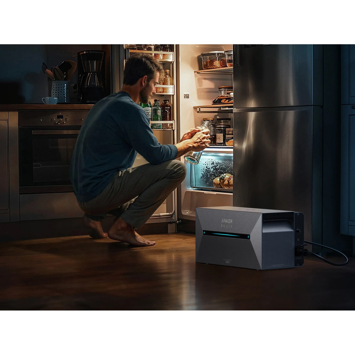 Anker Solix Solarbank 2 E1600 Pro Stromspeicher im Einsatz, versorgt Kühlschrank mit Energie.
