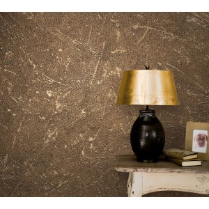Marburg Vliestapete Vintage Deluxe Betonoptik Gold an Wand mit Lampe auf Tisch.