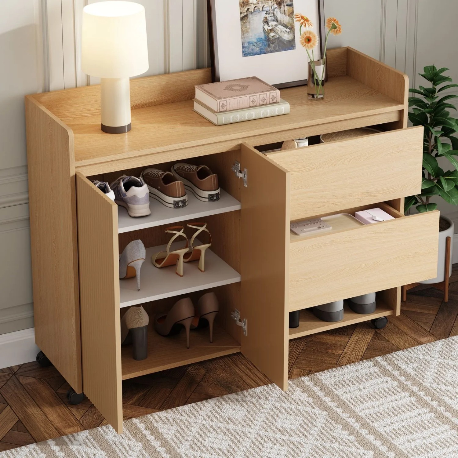Beweglicher Schuhschrank in Naturholzoptik mit offenen Türen, verstellbaren Regalen, Schubladen und Rollen.