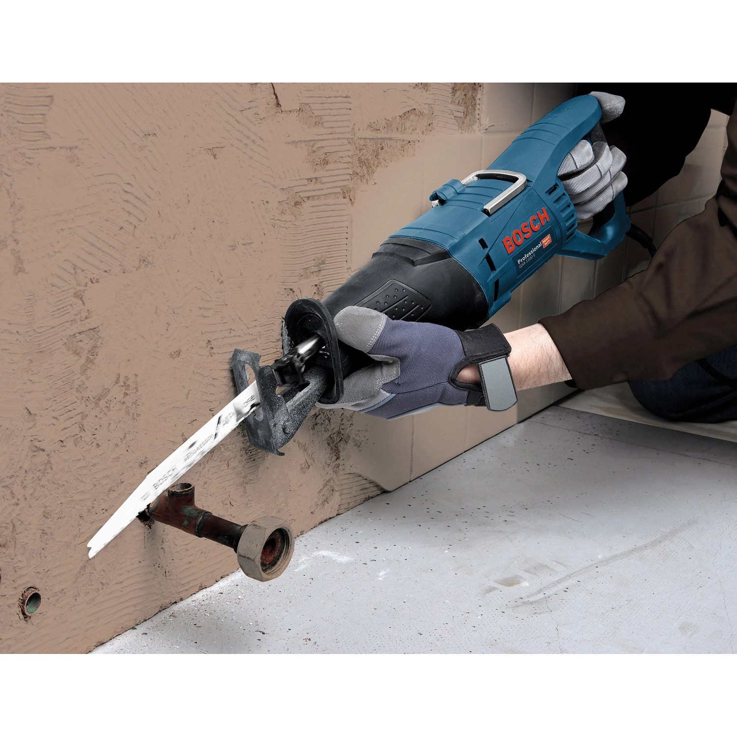 Bosch Professional Säbelsäge GSA 1100 E im Einsatz beim Sägen eines Rohrs.