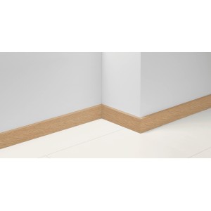 Parador Sockelleiste SL 18 Eiche D030 an Wand und Boden.