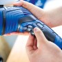 Nahaufnahme: Hände bedienen blaue LUX Schlagbohrmaschine E-BMS-21 mit Tiefenanschlag.