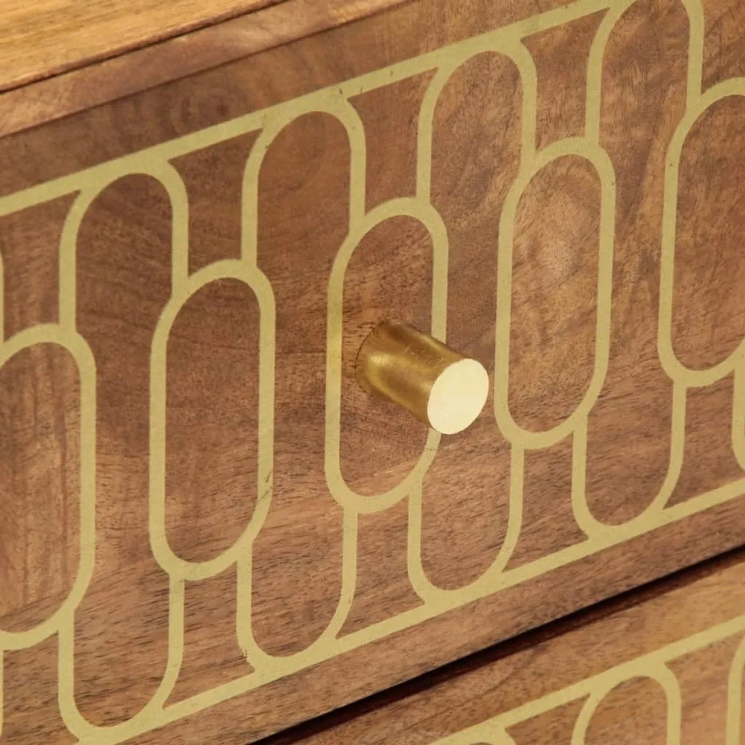 Nachttisch aus Mangoholz mit goldenem Muster und Griff, Detailansicht.