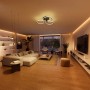 Modernes Wohnzimmer mit Philips Hue Beleuchtung. Deckenleuchte und indirektes Licht zeigen smarte Dimmfunktion.