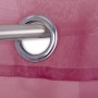 Detailaufnahme: Transparenter, bordeauxroter Ösenschal Noella am Fenster.