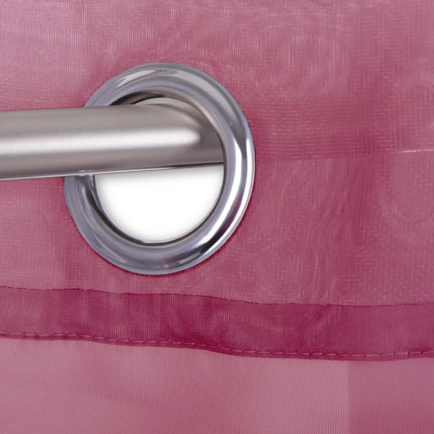 Detailaufnahme: Transparenter, bordeauxroter Ösenschal Noella am Fenster.