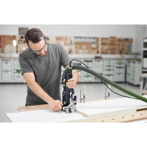 Mann mit Schutzbrille nutzt Festool Domino-Dübelfräse Df500 für Holzverbindungen auf weißem Werkstück.