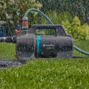 Gardena Gartenpumpe 5200 Silent im Einsatz, bewässert Rasen. Elektro-Pumpe mit Schlauch.