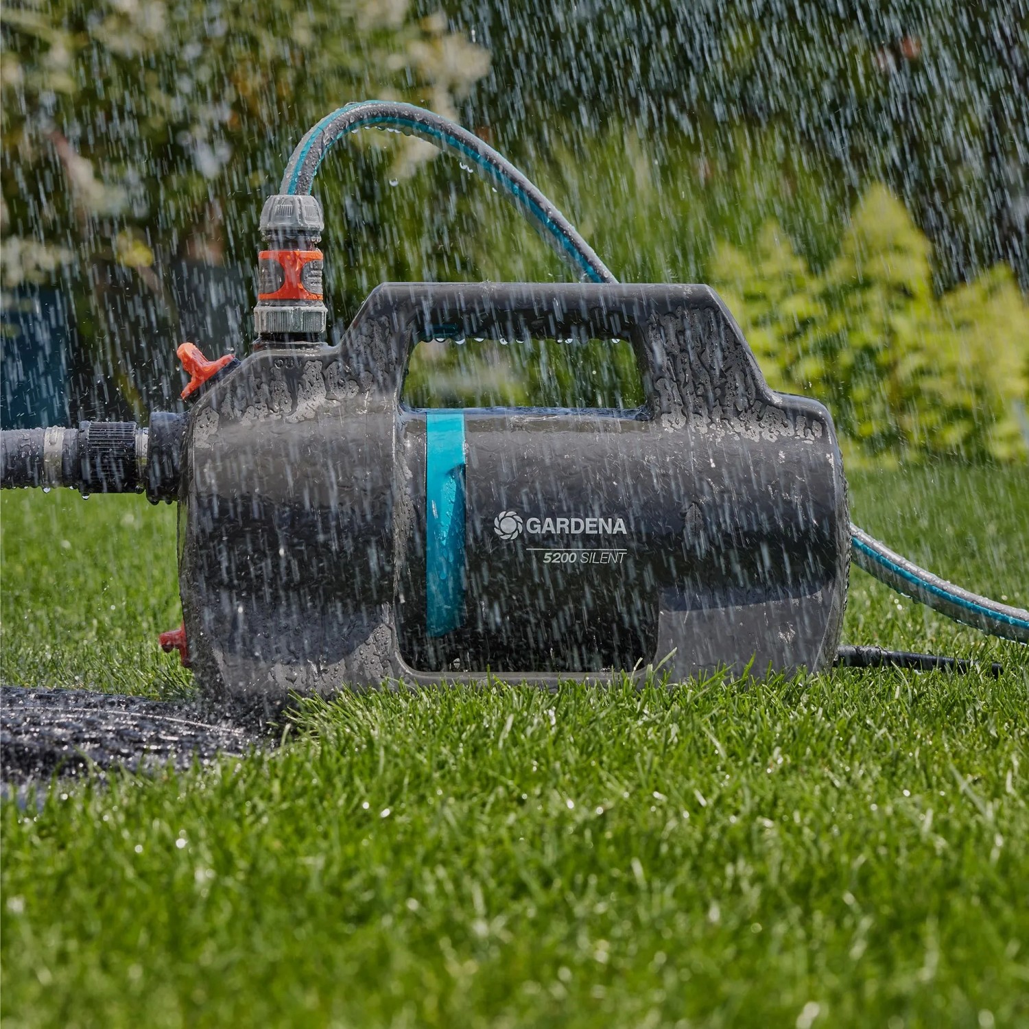 Gardena Gartenpumpe 5200 Silent im Einsatz, bewässert Rasen. Elektro-Pumpe mit Schlauch.