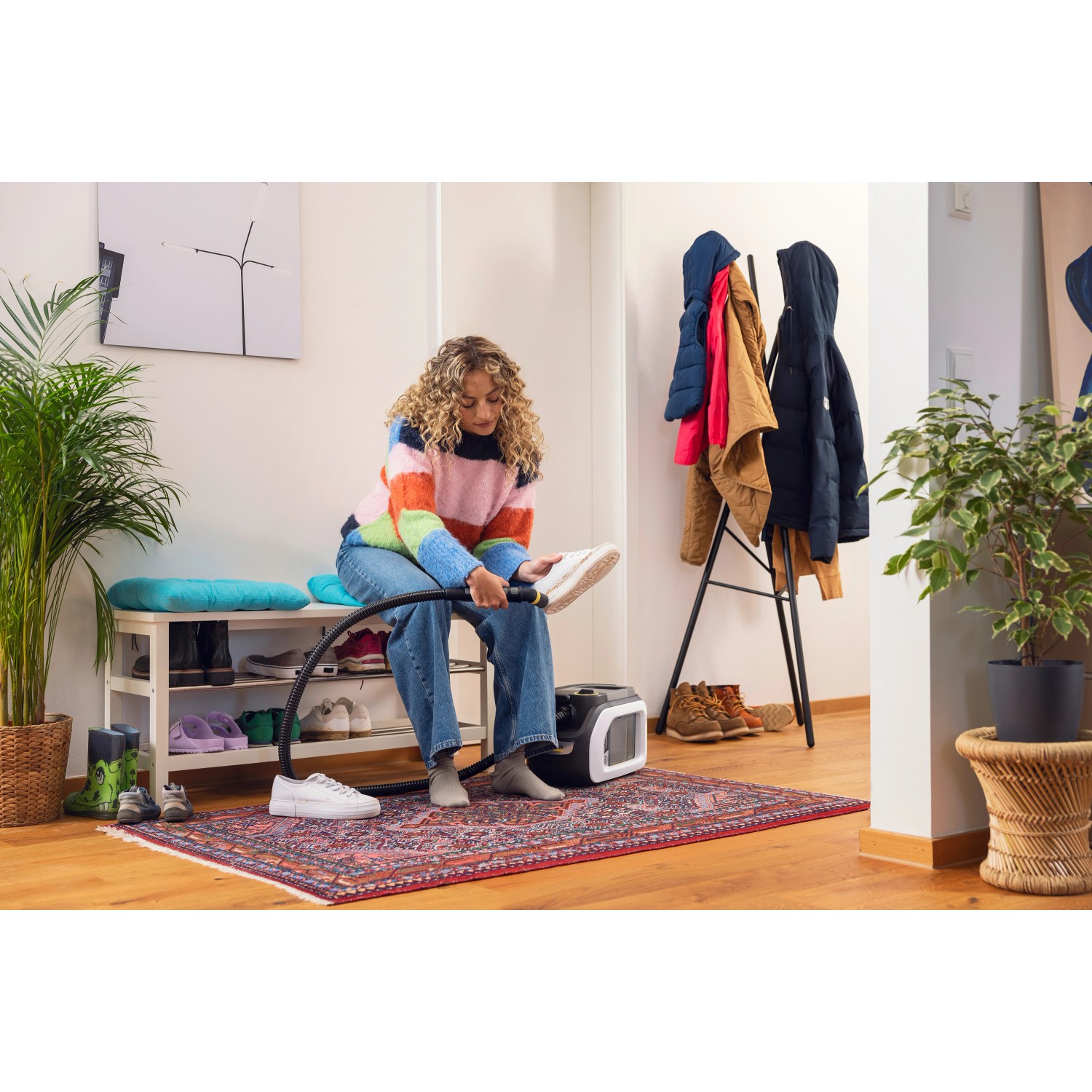 Frau reinigt Schuh mit Kärcher Shoe!Cleaner SE 3-18 Compact. Zubehör für NT Sauger.