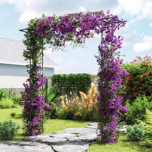 Schwarzer Costway Rosenbogen aus Metall, bewachsen mit lila Blüten, im Garten.