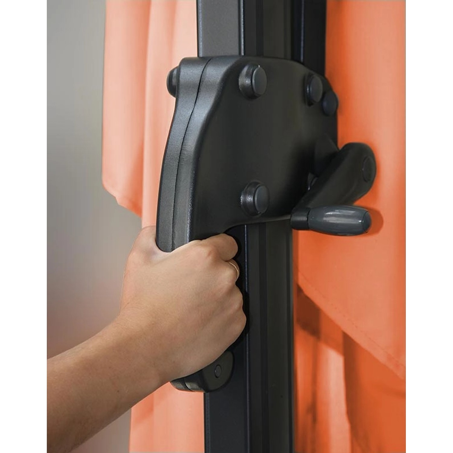 Detailaufnahme: Hand bedient Kurbelmechanismus des MCW Ampelschirm A96 in Terracotta.