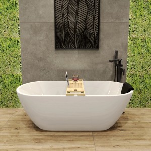 Weiße freistehende Badewanne ASGER 170x75 mit schwarzer KODI Kopfstütze und Holzablage.