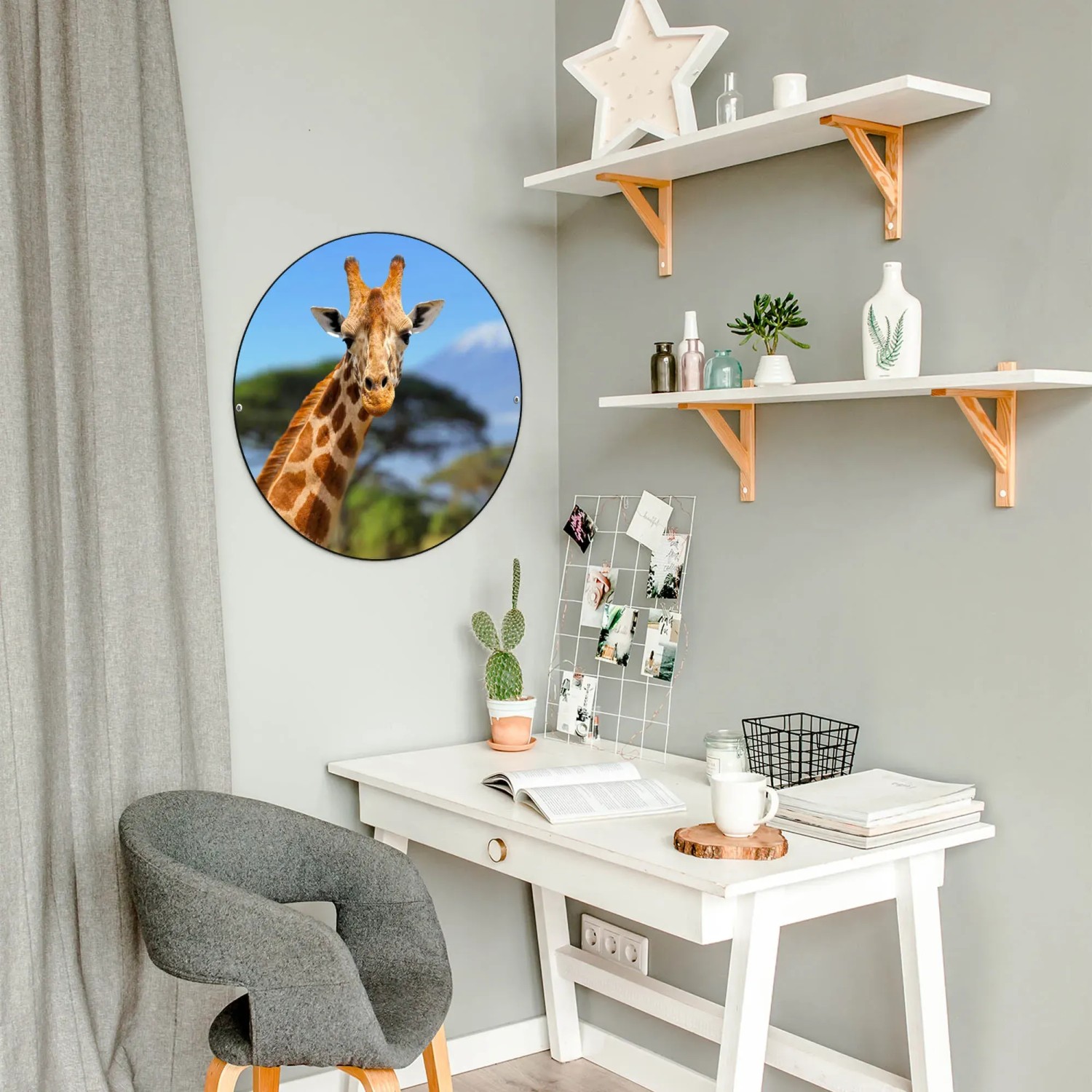 Runde, schwarze Magnettafel mit Giraffen-Motiv Miss Kilimandscharo als Wanddekoration.
