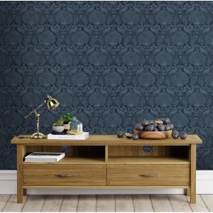 Laura Ashley Vliestapete Peacock Damask Dusky Seaspray im Raum mit Holzkommode und Dekoration.