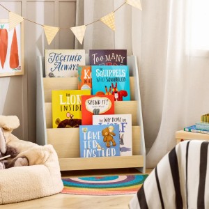 SoBuy Kinder Bücherregal KMB106-HG mit 4 Fächern, gefüllt mit Kinderbüchern in einem Kinderzimmer.