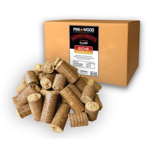 PINI Eichen-Rundbriketts, 15 kg, aus 100% Hartholz für Kamin, Ofen & Grill. Heller Holzstapel vor Karton.