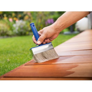 LUX Flächenstreicher Lasur 100 mm im Einsatz: Hand lasiert Holzterrasse mit breitem Pinsel.