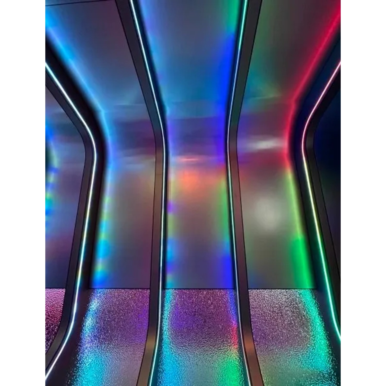 Colortree Wandpaneele in Schwarz Metall Optik mit farbiger Beleuchtung.